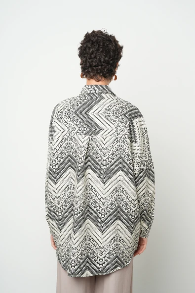 Kadın Siyah-Krem Karışık Desenli Oversize Kesim Gömlek - Resim 5