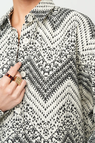 Kadın Siyah-Krem Karışık Desenli Oversize Kesim Gömlek - Resim 4