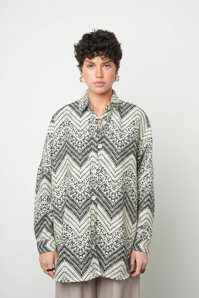 Kadın Siyah-Krem Karışık Desenli Oversize Kesim Gömlek ürün görseli