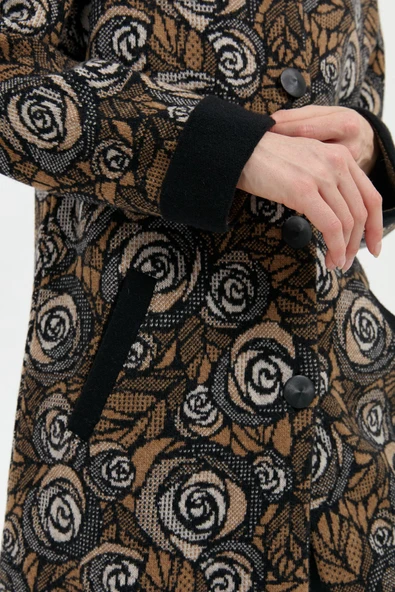 24048 DESEN TRİKO HER TARAFI GÜL DESENLİ KOL AĞIZI DUBLE BORDÜRLÜ DİK YAKA UZUN KABAN - Resim 9