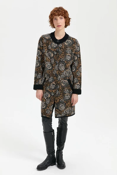 24048 DESEN TRİKO HER TARAFI GÜL DESENLİ KOL AĞIZI DUBLE BORDÜRLÜ DİK YAKA UZUN KABAN - Resim 5