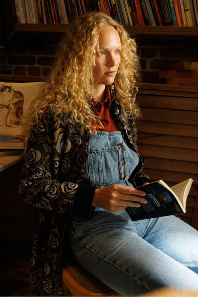 24048 DESEN TRİKO HER TARAFI GÜL DESENLİ KOL AĞIZI DUBLE BORDÜRLÜ DİK YAKA UZUN KABAN - Resim 3