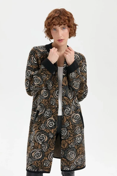 24048 DESEN TRİKO HER TARAFI GÜL DESENLİ KOL AĞIZI DUBLE BORDÜRLÜ DİK YAKA UZUN KABAN ürün görseli