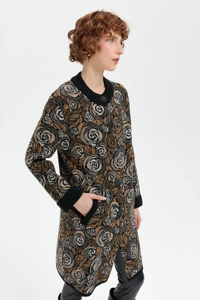 24048 DESEN TRİKO HER TARAFI GÜL DESENLİ KOL AĞIZI DUBLE BORDÜRLÜ DİK YAKA UZUN KABAN - Resim 8