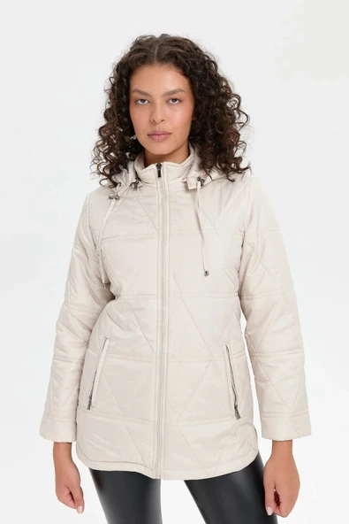 24413 DESEN TFS ÜÇGEN DESENLİ KAPŞONLU KAPİTONE KISA KABAN ürün görseli