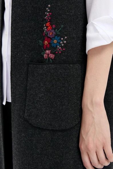 24002 DESEN TRİKO CEP ÜSTÜNDEN İŞLEMELİ POLO YAKA ÖNÜ AÇIK UZUN YELEK - Resim 4