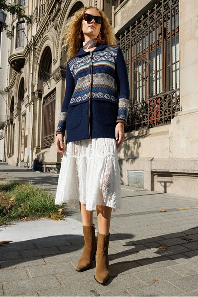 24078 DESEN TRİKO KOL UCU VE ÜZERİ JAKARLI ETEĞİ KEÇELİ POLO YAKA ARA BOY KABAN - Resim 4