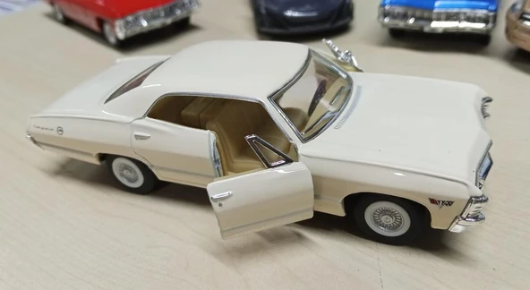 Kinsmart Oyuncak Metal Model Araba 1/36 Çek Bırak 1967 Krem Chevrolet İmpala ürün görseli