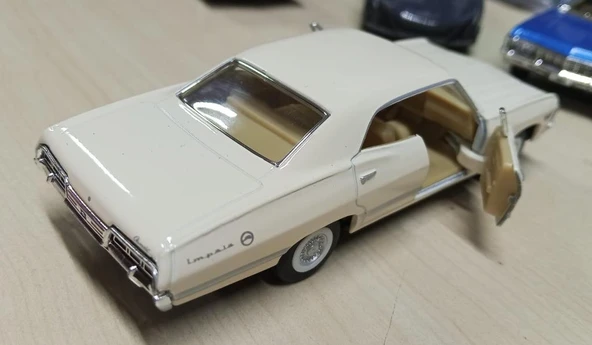 Kinsmart Oyuncak Metal Model Araba 1/36 Çek Bırak 1967 Krem Chevrolet İmpala - Resim 3