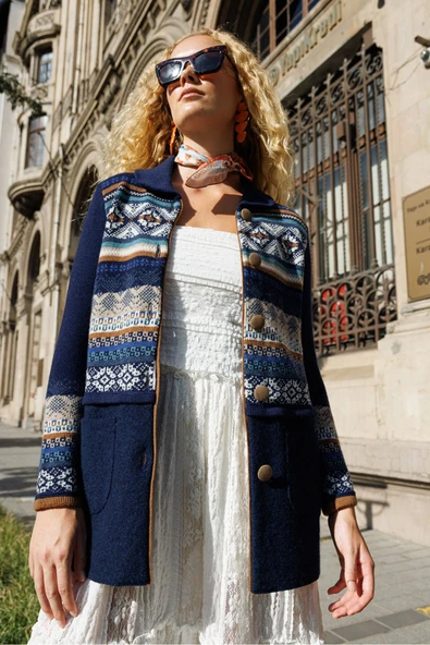 24078 DESEN TRİKO KOL UCU VE ÜZERİ JAKARLI ETEĞİ KEÇELİ POLO YAKA ARA BOY KABAN - Resim 3