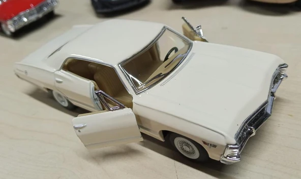 Kinsmart Oyuncak Metal Model Araba 1/36 Çek Bırak 1967 Krem Chevrolet İmpala - Resim 2