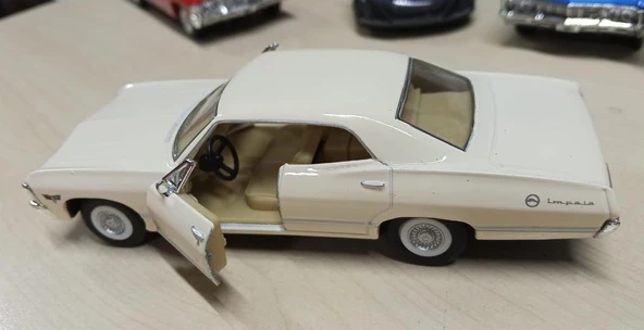 Kinsmart Oyuncak Metal Model Araba 1/36 Çek Bırak 1967 Krem Chevrolet İmpala - Resim 5