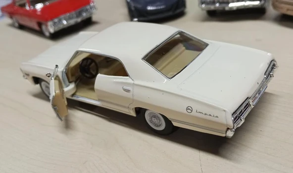 Kinsmart Oyuncak Metal Model Araba 1/36 Çek Bırak 1967 Krem Chevrolet İmpala - Resim 4