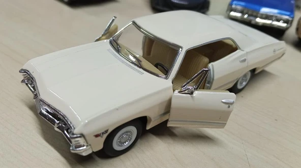 Kinsmart Oyuncak Metal Model Araba 1/36 Çek Bırak 1967 Krem Chevrolet İmpala - Resim 6