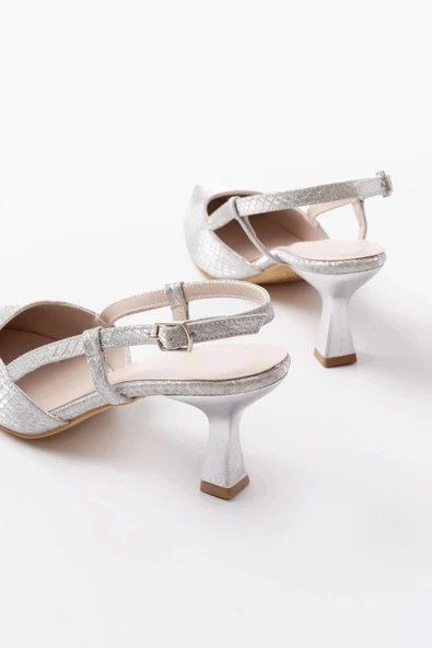 725 Gümüş Pul Desenli Sivri Burunlu  Topuklu Kadın Ayakkabı - Resim 3