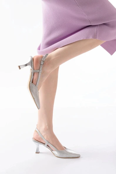 725 Gümüş Pul Desenli Sivri Burunlu  Topuklu Kadın Ayakkabı - Resim 2