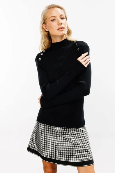 45326 ONTEKS OMUZLARINDA DÜĞME DETAYLI FİTİLLİ KAZAK ürün görseli