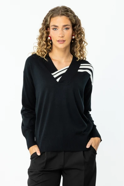 45327 ONTEKS YAKASINDA VE OMUZUNDA ŞERİT DETAYLI KAZAK ürün görseli