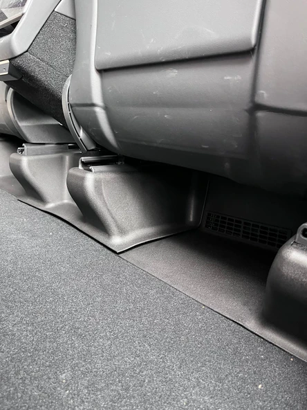 TESLA MODEL Y  İÇİN UYUMLU KOLTUK AYAKLARI VE KENARLARI KORUMA TAKIMI 5 PARÇA - Resim 2