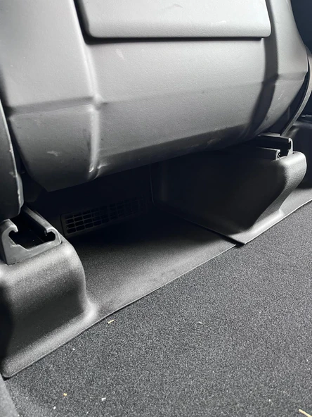 TESLA MODEL Y  İÇİN UYUMLU KOLTUK AYAKLARI VE KENARLARI KORUMA TAKIMI 5 PARÇA - Resim 6