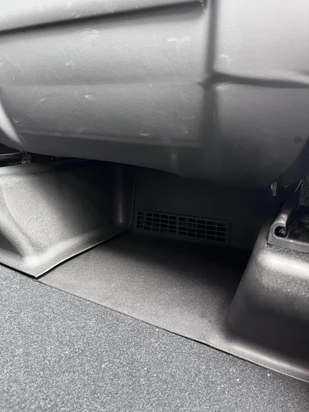 TESLA MODEL Y  İÇİN UYUMLU KOLTUK AYAKLARI VE KENARLARI KORUMA TAKIMI 5 PARÇA - Resim 3