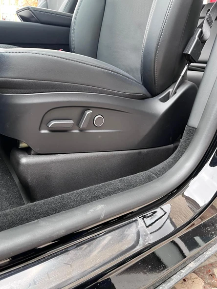 TESLA MODEL Y JUNİPER İÇİN UYUMLU KOLTUK AYAKLARI VE KENARLARI KORUMA TAKIMI 5 PARÇA - Resim 4