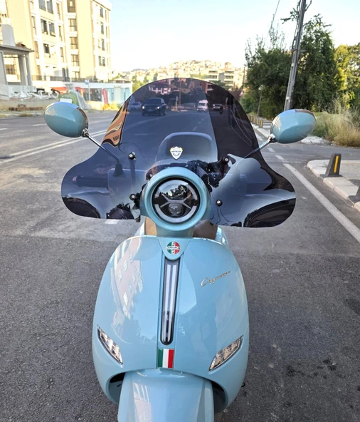 MOTOCAM Arora Cappucino Siperlik Ön Cam 2003-2025 Model 39cm Siyah Renkli 4mm APARATSIZDIR ürün görseli