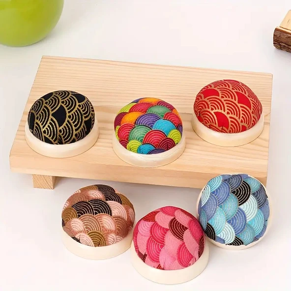 Kırmızı DESENLİ el yapımı yastıklı Masa üstü Ahşap tabanlı Terzi IğneDanlık - Resim 3