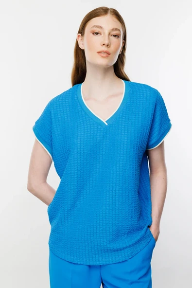 31526 ONTEKS V YAKA KENDİNDEN KABARTMALI BLUZ - Resim 6