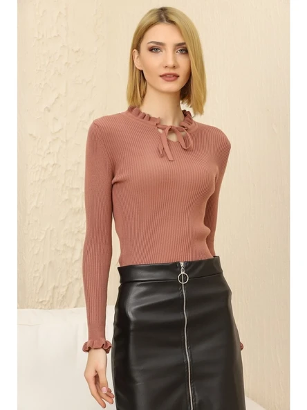 Kadın Gül Kurusu Yakası Bağcıklı ve Kol Ucu Fırfırlı Triko Kazak ürün görseli