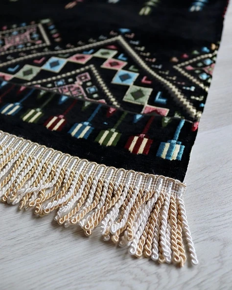 Erkekler için Seccade Takke Tesbih Hediyelik Seti –Kilim Desenli Kadife Astarlı Seccade, 33’lü Erkek Tesbihi, Takke ve Özel Kutu - Resim 6