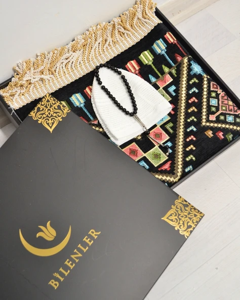 Erkekler için Seccade Takke Tesbih Hediyelik Seti –Kilim Desenli Kadife Astarlı Seccade, 33’lü Erkek Tesbihi, Takke ve Özel Kutu - Resim 8