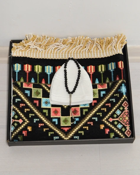 Erkekler için Seccade Takke Tesbih Hediyelik Seti –Kilim Desenli Kadife Astarlı Seccade, 33’lü Erkek Tesbihi, Takke ve Özel Kutu - Resim 4