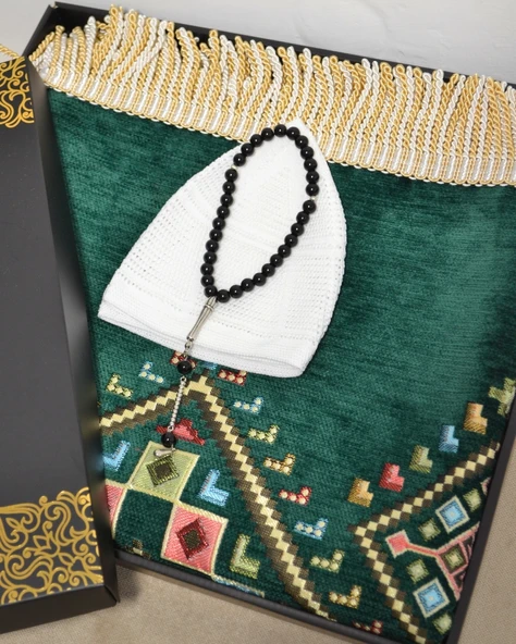 Erkekler için Seccade Takke Tesbih Hediyelik Seti –Kilim Desenli Kadife Astarlı Seccade, 33’lü Erkek Tesbihi, Takke ve Özel Kutu - Resim 10