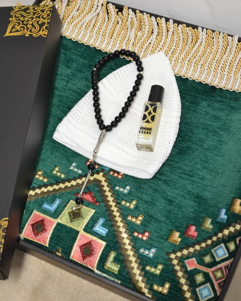 Erkekler İçin Seccade Takke Tesbih Esans Hediyelik Seti – Kilim Desenli Kadife Astarlı Seccade ve Özel Kutulu Lüks Hac Umre Hediyesi ürün görseli