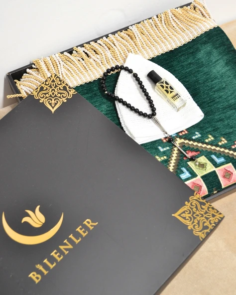 Erkekler İçin Seccade Takke Tesbih Esans Hediyelik Seti – Kilim Desenli Kadife Astarlı Seccade ve Özel Kutulu Lüks Hac Umre Hediyesi - Resim 6