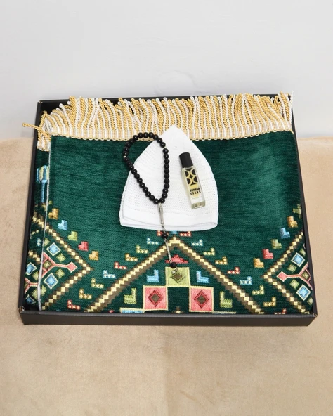 Erkekler İçin Seccade Takke Tesbih Esans Hediyelik Seti – Kilim Desenli Kadife Astarlı Seccade ve Özel Kutulu Lüks Hac Umre Hediyesi - Resim 2