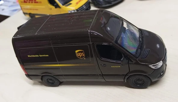 Kinsmart Oyuncak Metal Model Araba 1/36 Çek Bırak Mercedes Benz UPS Kargo Aracı - Resim 5