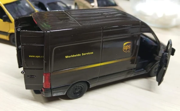Kinsmart Oyuncak Metal Model Araba 1/36 Çek Bırak Mercedes Benz UPS Kargo Aracı - Resim 3