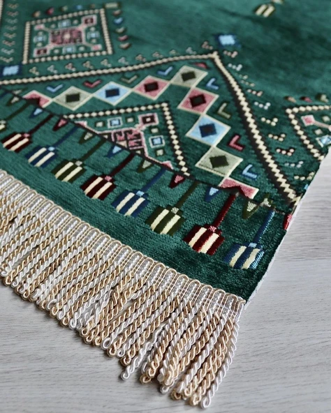 Hediyelik Seccade Tesbih Seti – Kilim Desenli Kadife Astarlı Seccade, Kristal Tesbih ve Özel Kutulu Lüks Hediye Seti - Resim 4