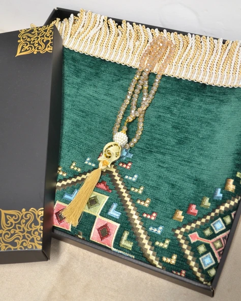 Hediyelik Seccade Tesbih Seti – Kilim Desenli Kadife Astarlı Seccade, Kristal Tesbih ve Özel Kutulu Lüks Hediye Seti ürün görseli