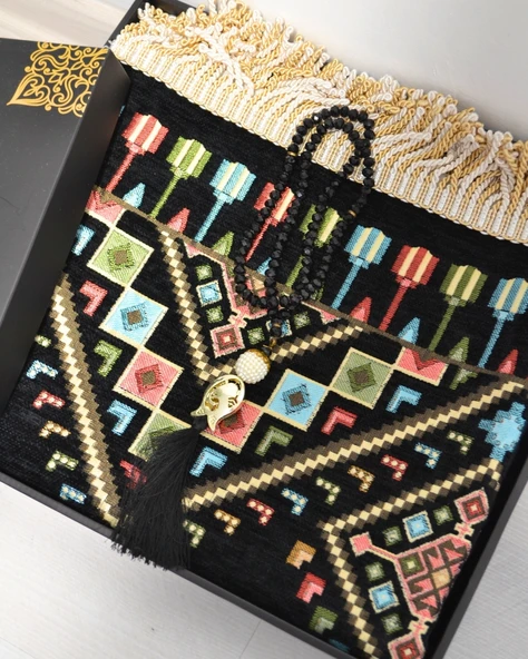 Hediyelik Seccade Tesbih Seti – Kilim Desenli Kadife Astarlı Seccade, Kristal Tesbih ve Özel Kutulu Lüks Hediye Seti - Resim 8