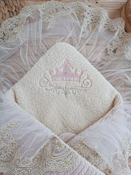 LitaeTrend Yenidoğan Kuzulu Taç Nakış Güpürlü Fiyonklu Duvaklı Prizma Taş Unisex Kundak Bebek Battaniyesi Pembe - Resim 6