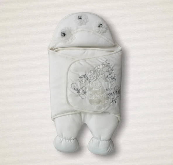 LitaeTrend Yenidoğan Üç Çiçek Tavuskuşu Nakışlı Lüks Ayaklı Erkek Bebek Kundak Ekru ürün görseli 1