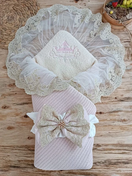 LitaeTrend Yenidoğan Kuzulu Taç Nakış Güpürlü Fiyonklu Duvaklı Prizma Taş Unisex Kundak Bebek Battaniyesi Pembe ürün görseli 1