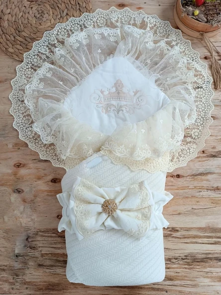 LitaeTrend Örgü Tericotton Taç Nakışlı İncili Güpür Çift Fiyonk Papatya Güpür Trilüks Kundak Bebek Battaniyesi Ekru ürün görseli 1