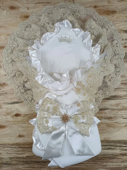 LitaeTrend Sahra Taç Nakışlı İnci Ve Dantel Fiyonklu Çift Dantel Duvaklı Trilüks Kundak Bebek Battaniyesi Gold ürün görseli 1