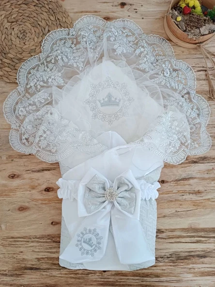 LitaeTrend Yenidoğan Titi Taç Nakışlı Plazma Taşlı Güpürlü Çift Fiyonk Duvaklı Trilüks Kundak Bebek Battaniyesi Gümüş ürün görseli 1