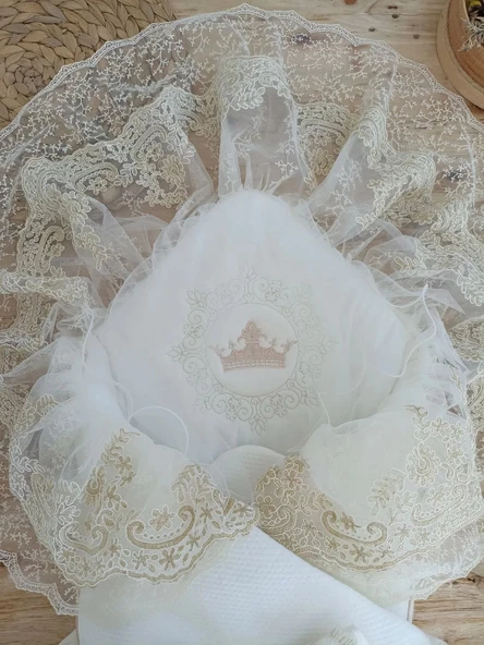 LitaeTrend Yenidoğan Sahra Taç Nakışlı Plazma Taşlı Güpürlü Fiyonklu Duvaklı Trilüks Kundak Bebek Battaniyesi Sütlü Kahv - Resim 3