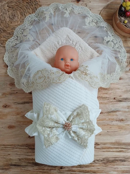 LitaeTrend Yenidoğan Kuzulu Taç Nakış Güpürlü Fiyonklu Duvaklı Prizma Taş Unisex Kundak Bebek Battaniyesi Ekru - Resim 2